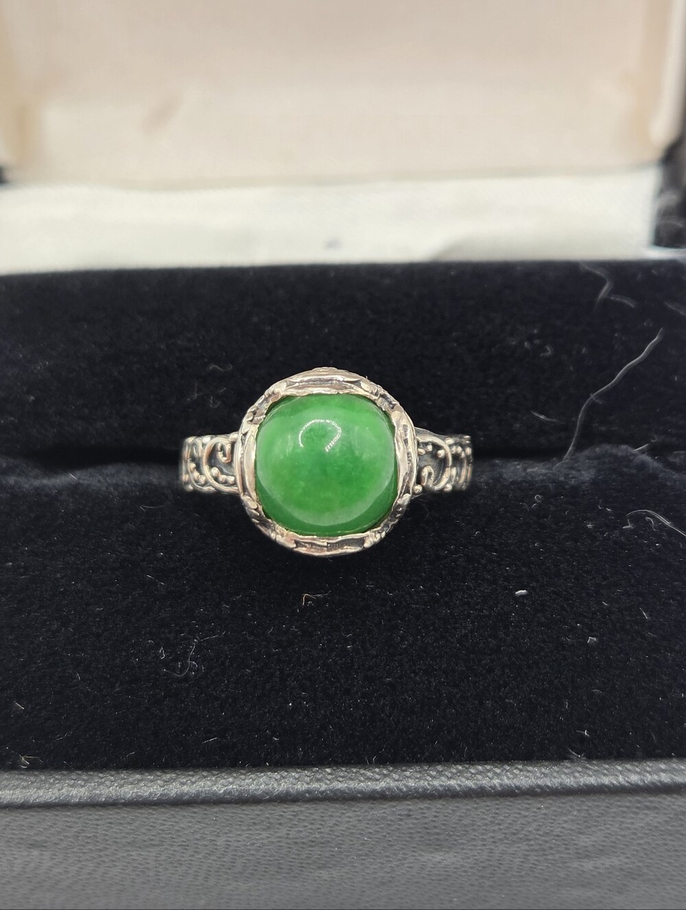 Vintage 925 Sterling Silver Burmese Green Jade Ring Size 8 Scrollwork Band